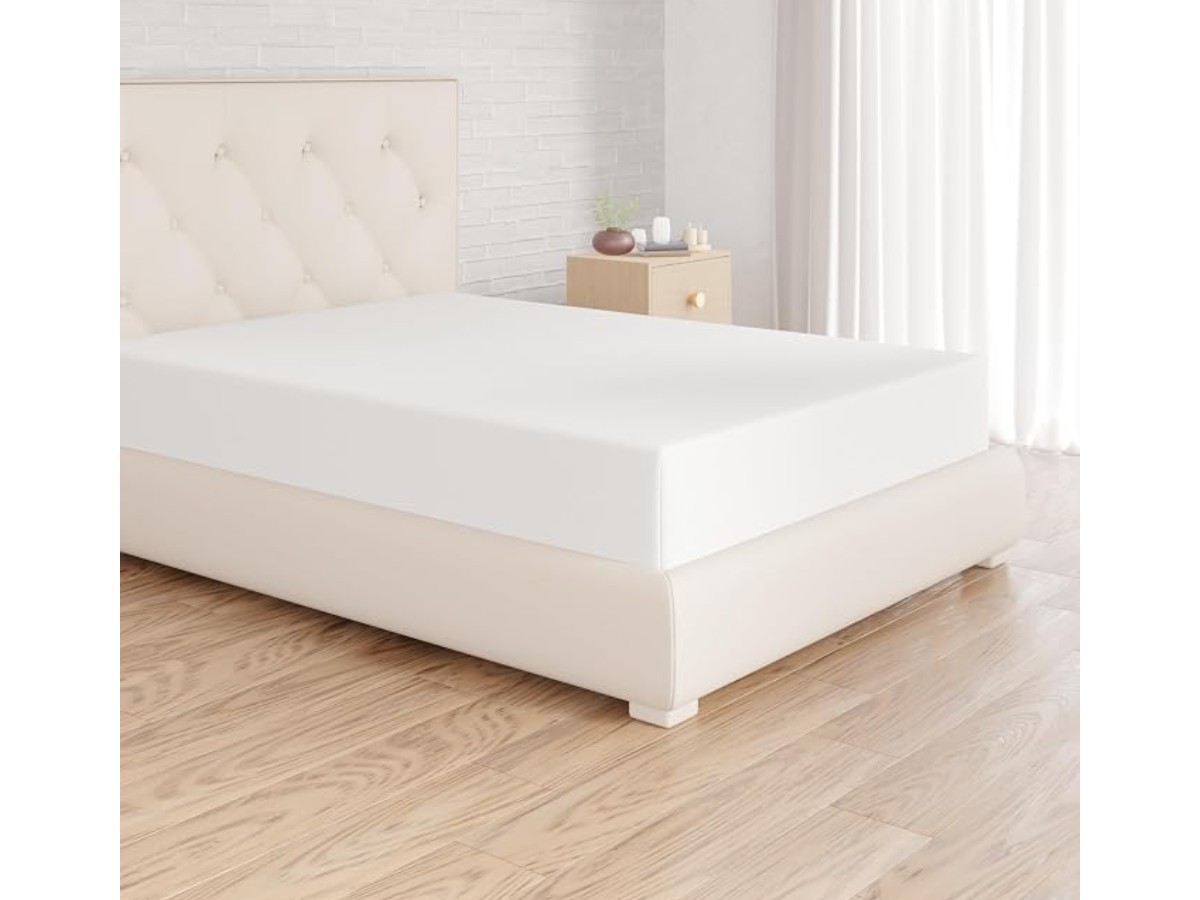Amazon Basics Fitted Sheet, 140 x 200 x 30 cm, Polyester Microfibre for Thick Mattresses up to 30 cm, White